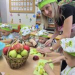 Pani-Gosia-pomaga-kroic-jablka-na-sok