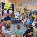Pani Kamila czyta dzieciom bajkę