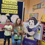 Pani Kamila pokazuje dzieciom dary lasu