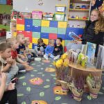 Pani-Lidzia-czyta-dzieciom-bajki