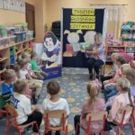 Pani Malwina czyta dzieciom bajkę