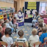 Pani Mariola czyta dzieciom bajkę