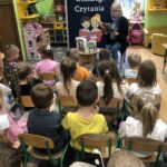 Pani-bibliotekarka-czyta-wiersze