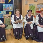 Pani czyta dzieciom opowiadanie nt. Jak powstaje chleb