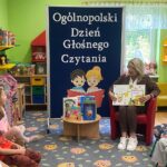 Pani-dyrektor-czyta-wiersz-Motylkom