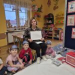 Pani pokazuje koperty