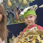 Pani-prezentuje-gotowe-ciasto-do-piekarnika