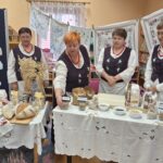 Panie pokazują dzieciom ziarna