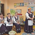 Panie z podarkami od dzieci