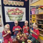 Przedszkolaki degustują dżem jabłkowy