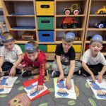 Przedszkolaki składają obrazek z części