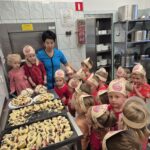 Przedszkolaki z wizytą w kuchni- przygotowanie deseru z jabłek