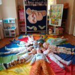 Relaksacja leniwców w piżamkach