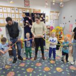 Rodzice-podczas-zabawy-guma-sensoryczna