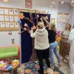 Rodzice-przyklejaja-listki-emocji