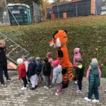 Trener opowiada dzieciom o stadionie