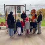 Trener oprowadza dzieci po stadionie