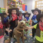 Wspolna-zabawa-z-konikiem-na-biegunach