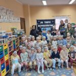 Zdjęcie grupowe, dzieci oraz gości