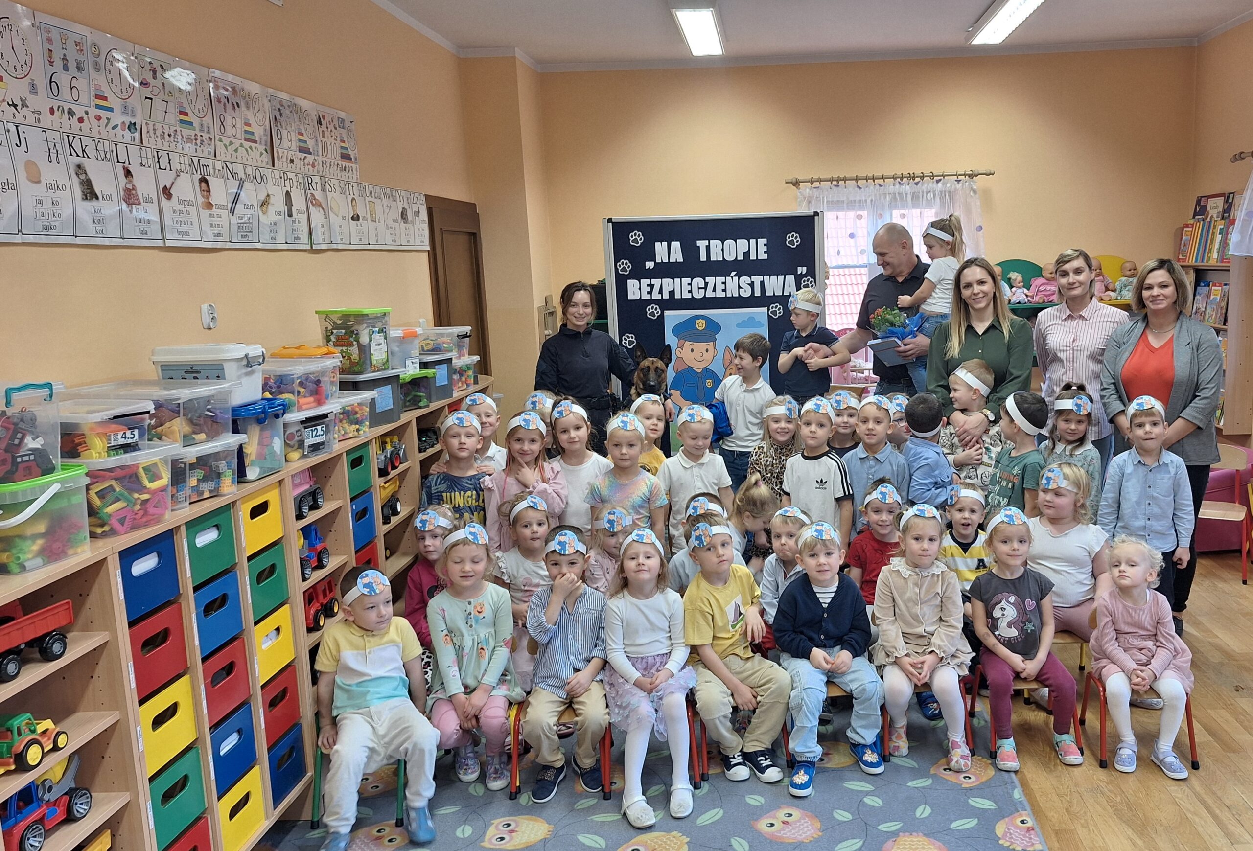 Zdjęcie grupowe, dzieci oraz gości