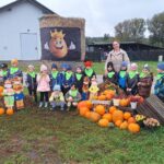 Zdjęcie grupowe przy dyniach