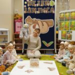 Zdjęcie grupowe z Leniwcem Leonem