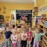 Zdjecie-grupowe-z-mama-przedszkolaka