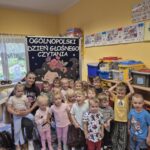 Zdjecie-grupowe-z-mama-przedszkolaka