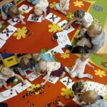 Zuczki dzielnie układaja wzory z kasztanów