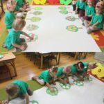 Żuczki układaja jabłuszka na jabłońce