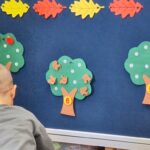 chłopiec liczy wiewiórki