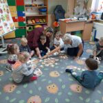 dzieci dzielą grzyby na jadal