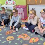 dzieci dzielą na sylaby