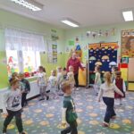 dzieci idą w kółeczku