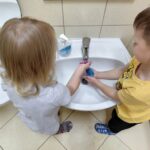 dzieci myją ręce bratki