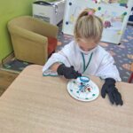 dzieci oglądają wirusy