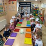 dzieci robią eksperyment