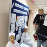 dzieci rozdają rodzicom ulotki