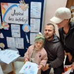 dzieci rozdają ulotki