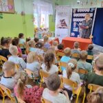 dzieci-sluchaja-bajki-oddzial-Rezczyca