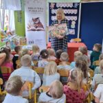 dzieci-sluchaja-bajki-oddzial-Rzczyca