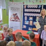 dzieci-sluchaja-bajki-oddzial-Rzeczyca