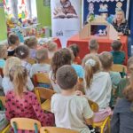 dzieci-sluchaja-teatrzyku-oddzial-Rezczyca