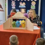 dzieci-sluchaja-teatrzyku-oddzial-Rezczyca