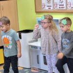 dzieci szukają jesienne liście