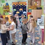 dzieci tańcza na dywanie