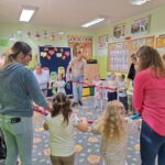 dzieci tańcza na dywanie