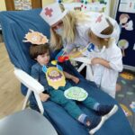 dzieci uczą się o zaarazkach