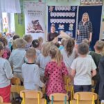 dzieci-uczestnicza-w-teatrzyku-kukielkowym