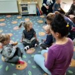 dzieci tańczą z rodzicami